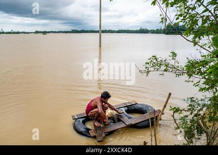 Chittagong, Chittagong, Bangladesh. 23rd Aug, 2024. The flood situation in Chittagong is gradually deteriorating. As the water of Feni river is 2 meters above the flood limit and the water of Halda river is flowing 1 meter above the river bank, new areas are being flooded. New areas are inundated by floods. At least 11 districts of the country have been flooded in a span of one day due to heavy rains and sudden floods in the hills. The number of flood affected people in these districts is about 45 lakh. At the moment, 8 lakh 87 thousand 629 families are without water. (Credit Image: © Md. Zak Stock Photo