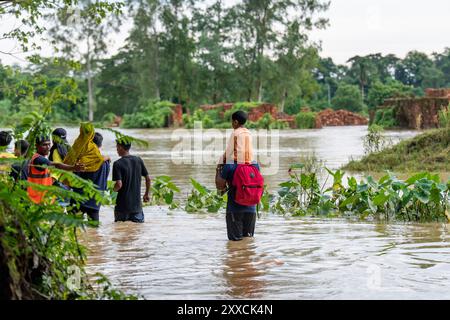 Chittagong, Chittagong, Bangladesh. 23rd Aug, 2024. The flood situation in Chittagong is gradually deteriorating. As the water of Feni river is 2 meters above the flood limit and the water of Halda river is flowing 1 meter above the river bank, new areas are being flooded. New areas are inundated by floods. At least 11 districts of the country have been flooded in a span of one day due to heavy rains and sudden floods in the hills. The number of flood affected people in these districts is about 45 lakh. At the moment, 8 lakh 87 thousand 629 families are without water. (Credit Image: © Md. Zak Stock Photo