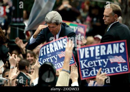 Philadelphia,PA,USA,October 25th 2004; Presidential hopeful Senator John Kerry gets some help from former President Bill Clinton during a rally in Love Park in Philadelphia. Stock Photo