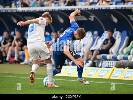 Finn Porath (Holstein Kiel, #08) im Zweikampf, Kampf um den Ball mit ...