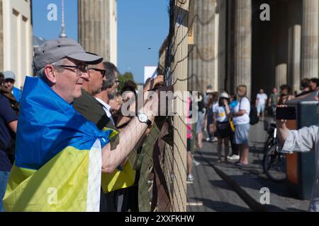 Berlin, Germany. 24st. Aug. 2024, Berlin, Germany,  Independence Day of Ukraine, Demonstration in Berlin, Brandenburger Tor,  Credit: Felix Wolf/ Alamy Live News Credit: Felix Wolf/Alamy Live News Stock Photo