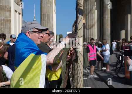 Berlin, Germany. 24st. Aug. 2024, Berlin, Germany,  Independence Day of Ukraine, Demonstration in Berlin, Brandenburger Tor,  Credit: Felix Wolf/ Alamy Live News Credit: Felix Wolf/Alamy Live News Stock Photo