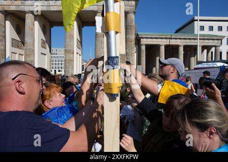 Berlin, Germany. 24st. Aug. 2024, Berlin, Germany,  Independence Day of Ukraine, Demonstration in Berlin, Brandenburger Tor,  Credit: Felix Wolf/ Alamy Live News Credit: Felix Wolf/Alamy Live News Stock Photo