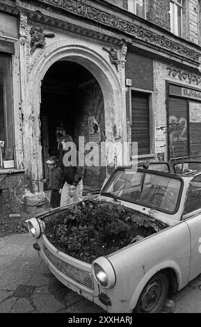 Germany, Berlin, 26 June 1991, planted Trabi in front of a squatted house in Tucholskystrasse (Zosch), Europe Stock Photo