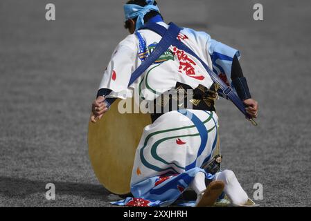 Traditional Japanese kumi-daiko musician with his Taiko drum performing at the Himeji Castle Annual Festival Parade on Sannomaru square in Himeji, JP Stock Photo