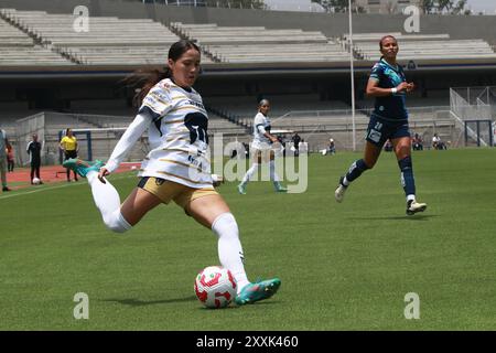 Mexico City Mexico. 24th Aug 2024. Deneisha Blackwood 14 of Pumas UNAM controls the ball against Silvia Gabriela Machuca 1 goalkeeper of Puebla during the 7th round match between Pumas UNAM and