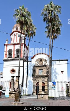 TLAQUEPAQUE, JALISCO, MEXICO: Construction of the Parroquia San Pedro Apóstol began in 1670, continuing more than 100 years. Stock Photo