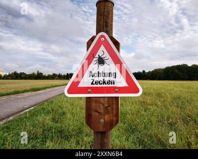 Munich, Bavaria, Germany. 25th Aug, 2024. An example of a sign warning for ticks installed in the Blumenau area of Munich, Germany. Southern Germany is among the red zones for tick-borne illnesses, such as FSME and other diseases. (Credit Image: © Sachelle Babbar/ZUMA Press Wire) EDITORIAL USAGE ONLY! Not for Commercial USAGE! Stock Photo