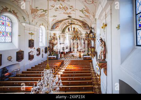 Nave, chancel and altar of Pfarrkirche St. Leonhard (parish church of St Leonard) in Mittersill, a village in the Pinzgau region of the Alps, Austria Stock Photo