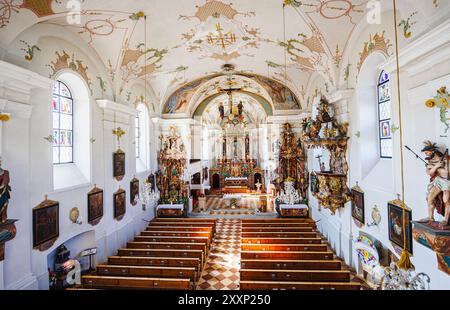 Nave, chancel and altar of Pfarrkirche St. Leonhard (parish church of St Leonard) in Mittersill, a village in the Pinzgau region of the Alps, Austria Stock Photo