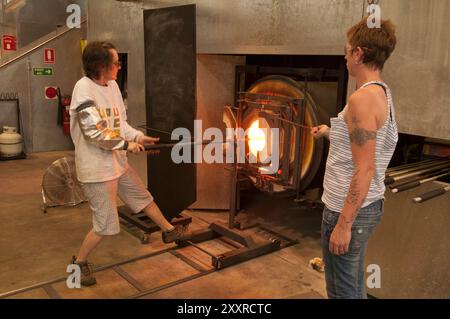 Glass artists at work in the Canberra Glassworks Stock Photo