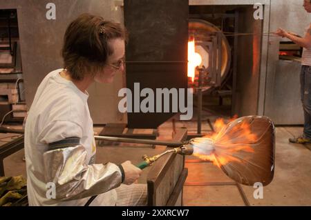 Glass artists at work in the Canberra Glassworks Stock Photo