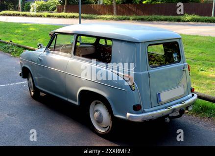 ...der gute alte Lloyd Alexander - gab es auch zweifarbig - nannte sich dann Lloyd Alexander TS...man war beweglich - das zaehlte... Oldtimer Lloyd Alexander Kombi Heckansicht *** the good old Lloyd Alexander was also available in two colors and was then called Lloyd Alexander TS one was mobile that counted classic car Lloyd Alexander station wagon rear view Stock Photo