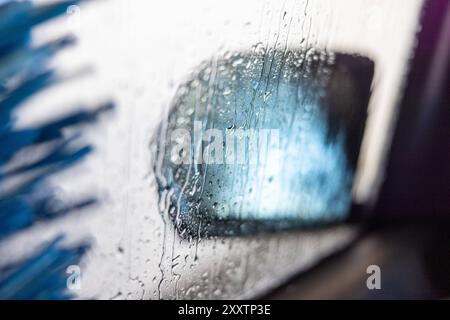 Waschanlage Warnemuende, Deutschland 24. August 2024: Eine Waschbürste einer Autowaschanlage reinigt ein Auto, wobei der linke Seitenspiegel eingeklappt zu sehen ist. . Mecklenburg-Vorpommern Stock Photo