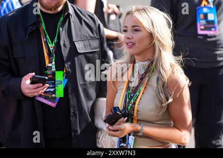 Zandvoort, Netherlands. 25th Aug, 2024. ZANDVOORT, NETHERLANDS - AUGUST 25: singer Emma Heesters at the Trophy Ceremony during F1 - Heineken Dutch GP on August 25, 2024 in Zandvoort, Netherlands. (Photo by Andre Weening/Orange Pictures) Credit: Orange Pics BV/Alamy Live News Stock Photo