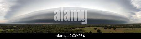 Ominous looking shelf cloud with an approaching gust front in rural Oklahoma sky in summer Stock Photo