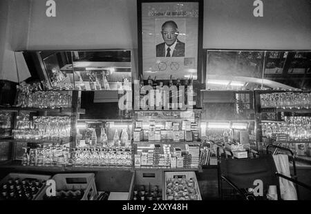 Germany, Berlin, 26 June 1991, bar of the Sophienclub (with Mielke Picture), Europe Stock Photo