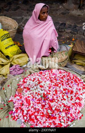 Mallick Ghat is one of the biggest flower markets in Asia. Early morning scenes at the market in Kolkata, West Bengal, India. Stock Photo