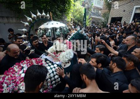 Peshawar, Peshawar, Pakistan. 27th Aug, 2024. Shiite Muslims mark ...