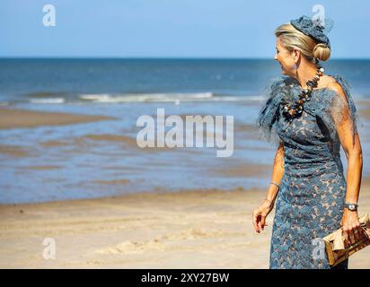 Domburg, Niederlande. 27th Aug, 2024. Queen Maxima of The Netherlands at the beach of Domburg, on August 27, 2024, to visit Beach Club Oaxaca during a regional visit to Walcheren in the province of Zeeland Credit: Albert Nieboer/Netherlands OUT/Point de Vue OUT/dpa/Alamy Live News Stock Photo