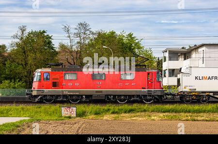 Bassersdorf, Switzerland, 4th May 2024: An SBB Re 4/4 (SBB Re 420) pulls a freight train from Winterthur towards Zurich. Currently passing through Bas Stock Photo