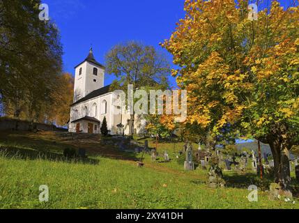 Marschendorf Renaissancekirche im Herbst im Riesengebirge, Marschendorf Renaissance church in autumn in Giant Mountains in Bohemia Stock Photo