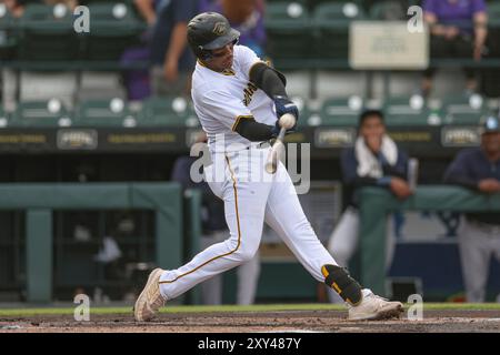 Pittsburgh Pirates outfielder Esmerlyn Valdez (23) catching a fly ball ...