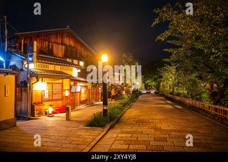 Hanamikoji Street at night in Kyoto, Japan Stock Photo