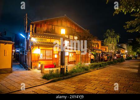 Hanamikoji Street at night in Kyoto, Japan Stock Photo