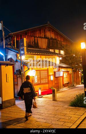 Hanamikoji Street at night in Kyoto, Japan Stock Photo