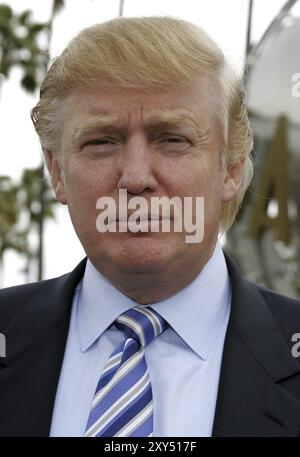 UNIVERSAL CITY, CA, MARCH 10, 2006: Donald Trump kicks off the sixth season casting call search for The Apprentice held in the Universal Studios Holly Stock Photo