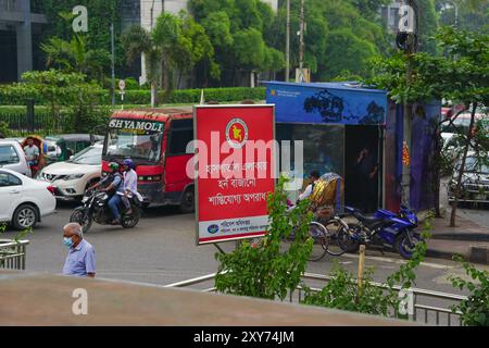 No horn road sign near hospitals in Bangladesh, keep silence, don't honk , horn prohibited, no horn zone sign, Dhaka, Bangladesh, (10-06-2024) Stock Photo