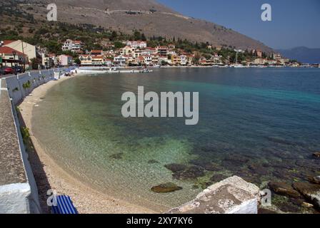 la piccola spiaggia nel paese di Agia Effimia a Cefalonia Stock Photo