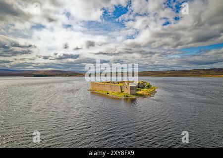 Lochindorb Loch late summer the medieval Lochindorb castle in the centre of the loch Stock Photo