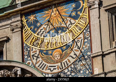 Historische Sonnenuhr an der Fassade des Bayerischen Nationalmuseums, München, August 2024 Deutschland, München, August 2024, Sonnenuhr an der Fassade des Bayerischen Nationalmuseums in der Prinzregentenstraße, Sonnenschein, schönes Wetter, Sommer in der Stadt, Temperaturen um die 28 Grad, das Gebäude des Bayerischen Nationalmuseums wurde 1900 errichtet, Wetter, Nachmittag, Sommerwetter, Sommer, Bayern *** Historic sundial on the facade of the Bavarian National Museum, Munich, August 2024 Germany, Munich, August 2024, sundial on the facade of the Bavarian National Museum in Prinzregentenstraße Stock Photo