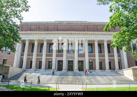 The Harry Elkins Widener Memorial Library, building exterior, Harvard Yard, Harvard University, Cambridge, Massachusetts, USA Stock Photo