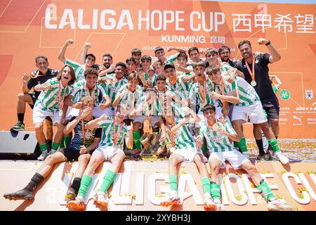 The picture shows the championship team taking a group photo.  Kunming,China.28th August 2024.On August 28, after 5 match days and 26 fierce competitions, the third La Liga Hope Cup China (Kunming) ended in Kunming. Real Betis defeated city rival Sevilla 1:0 to win the championship trophy. , successfully defended the title.Credit: Liu Ranyang/China News Service/Alamy Live News Stock Photo