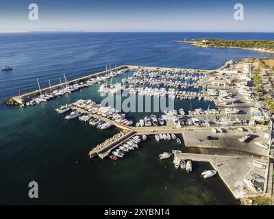 Club Nautico S'Estanyol, con el Faro de S'Estalella al fondo, llucmajor, Mallorca, balearic islands, spain Stock Photo