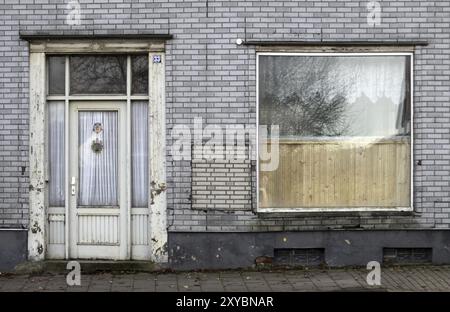 Dilapidated house entrance in Alverdissen Stock Photo