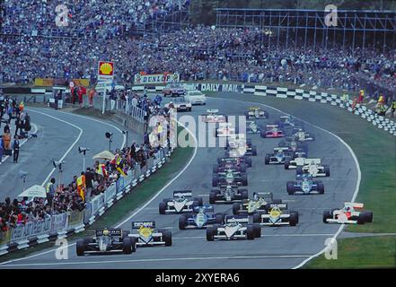 Brands Hatch Grand Prix Circuit, Fawkham, Kent, UK 6th October 1985      The start of the European Grand Prix  - the fourteenth race of the F1 season.  Ayrton Senna, Lotus (left)  charges ahead of a sliding Nigel Mansell in his Williams as Alain Prost, McLaren takes to the grass. Stock Photo