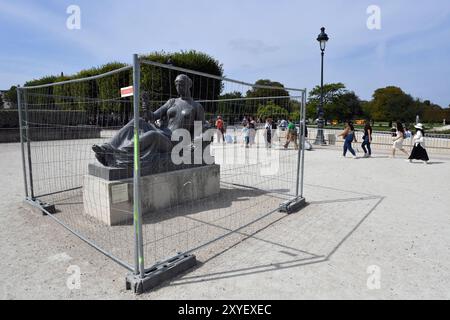 People are gathered in the Tuileries Garden in Paris during the Olympic Games 2024, enjoying a lively atmosphere - Paris - France Stock Photo