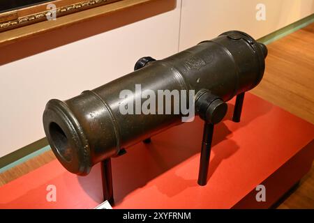 A 4.5 inch (115mm) Howitzer, Bronze, 18th century on display at The National Maritime Museum, Greenwich, London Stock Photo