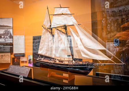 SULLIVAN'S ISLAND, South Carolina — A model of the slave ship La Amistad as part of the Middle Passage exhibit at Fort Moultrie Visitor Center museum. This display provides a sobering look at the transatlantic slave trade, highlighting the experiences of enslaved Africans during their forced journey to the Americas. The exhibit includes information on the La Amistad revolt and the diverse cultural backgrounds of Africans brought to the Carolinas. Stock Photo