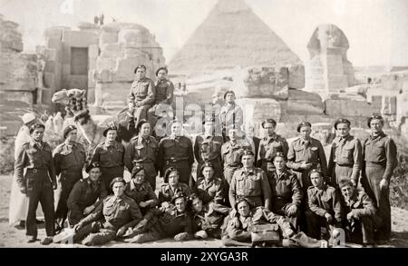 A group of soldiers from the Polish Forces under British Command posing for their photograph at the Giza Plateau, Great Sphinx and pyramids in Egypt. Circa 1943 to 1944. World War 2 Stock Photo