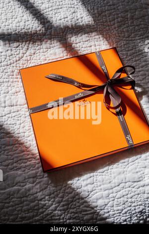 Hermes サプライズボックス　Lサイズ orange-hermes-scarf-box-with-