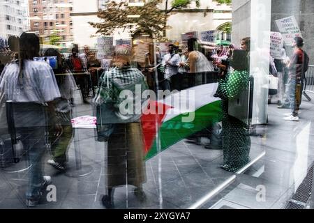 New York City, USA. 29th Aug, 2024. Students at Hunter College, a constitutent college of CUNY held a rally in New York, New York on August 29th, 2024. Students demanded CUNY disclose their investments and divest from any links to Israel. This comes in the wake of many pro palestinian protests and encampments last semster. (Photo by Jonathan Fernandes/Sipa USA) Credit: Sipa USA/Alamy Live News Stock Photo