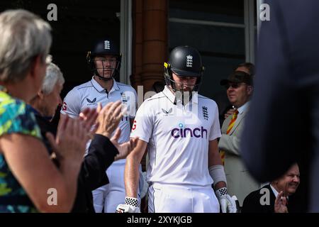 Gus Atkinson of England and Matthew Potts of England walk out to bat during the England v Sri Lanka 2nd Rothesay Test Match Day 2 at Lords, London, United Kingdom, 30th August 2024  (Photo by Mark Cosgrove/News Images) Stock Photo