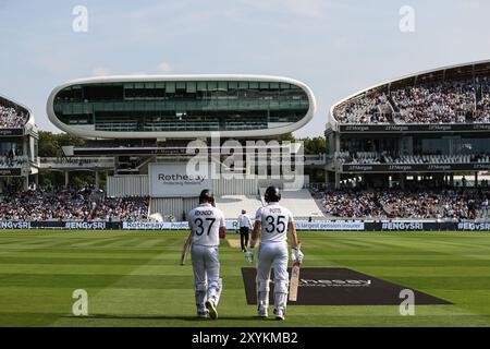 London, UK. 30th Aug, 2024. Gus Atkinson of England and Matthew Potts of England walk out to bat during the England v Sri Lanka 2nd Rothesay Test Match Day 2 at Lords, London, United Kingdom, 30th August 2024 (Photo by Mark Cosgrove/News Images) in London, United Kingdom on 8/30/2024. (Photo by Mark Cosgrove/News Images/Sipa USA) Credit: Sipa USA/Alamy Live News Stock Photo