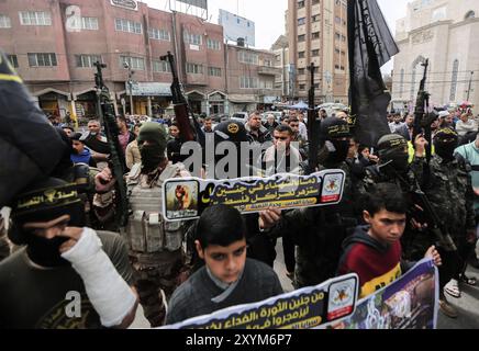 Khan Younis, Gaza Strip, Palestine. 08 April 2022. Members of the Al-Quds Brigades, the armed wing of Palestinian Islamic Jihad, attend an event in Khan Younis to pay respect to Raad Hazem, a 28-years-old Palestinian killed by Israeli forces on Friday. Raad Hazem, from the West Bank town of Jenin had allegedly opened fire in a Tel Aviv bar on Thursday night killing two people and injuring several others before being shot-dead on Friday. Thursday’s is the latest attack in a recent wave of violence between Palestinians and Israelis. While Israel blames such attacks on the Palestinians’ rejection Stock Photo