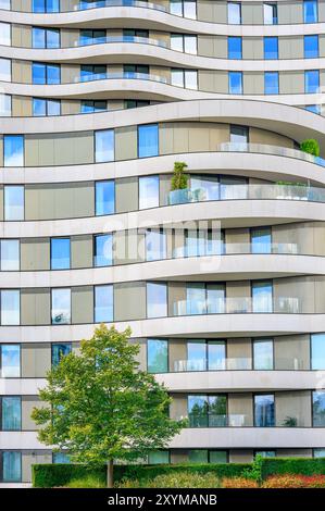 London, UK. Riverwalk apartment building (Stanton Williams - 2015) at 157-161 Millbank by Vauxhall Bridge Stock Photo